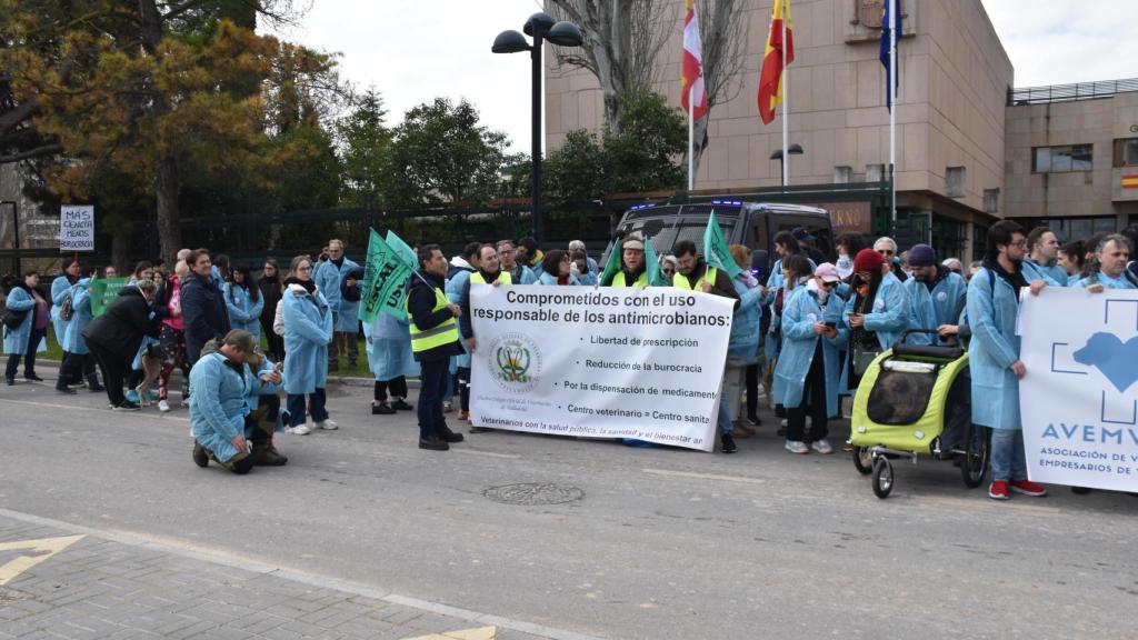 Los veterinarios de Valladolid a las puertas de la Delegación del Gobierno en Castilla y León