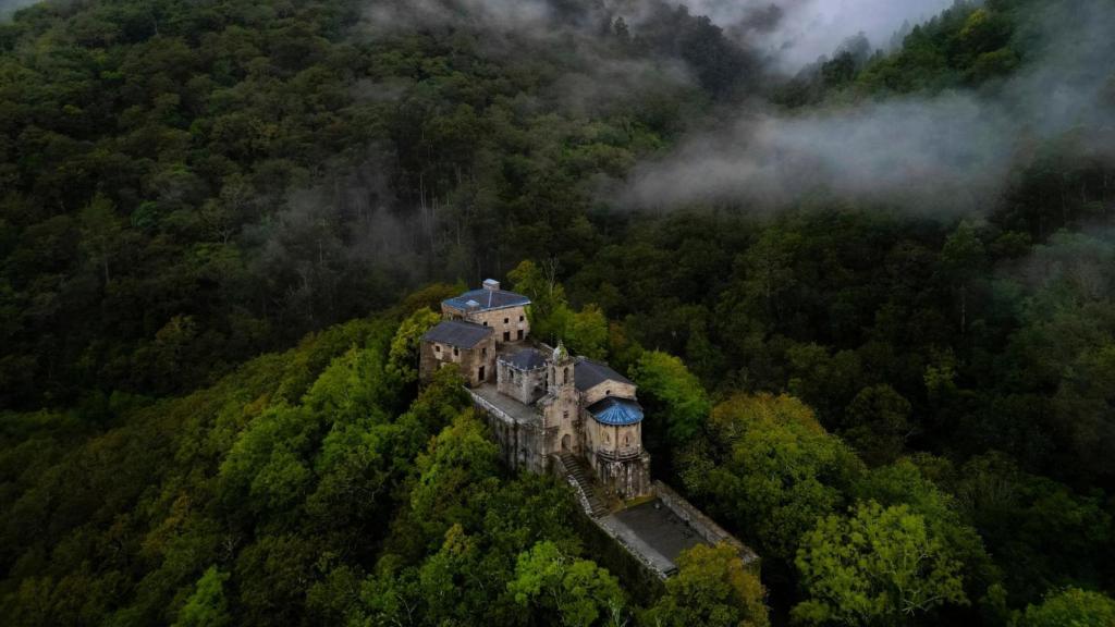 Vista aérea del Monasterio de Caaveiro, en las Fragas do Eume (A Coruña)