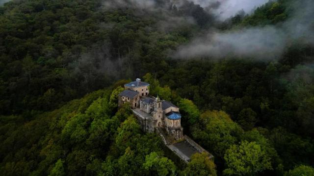 Vista aérea del Mosteiro de San Xoán de Caaveiro, en las Fragas do Eume (A Coruña)