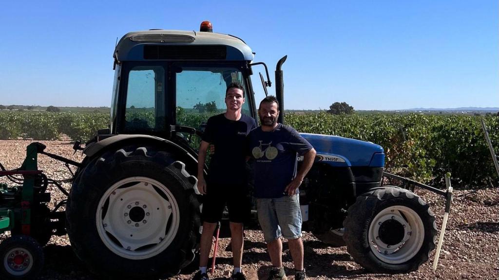 Santiago Rodrigo junto a un familiar en  el olivar de Toledo