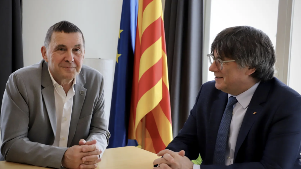 Arnaldo Otegi y Carles Puigdemont, durante su reunión en Waterloo.