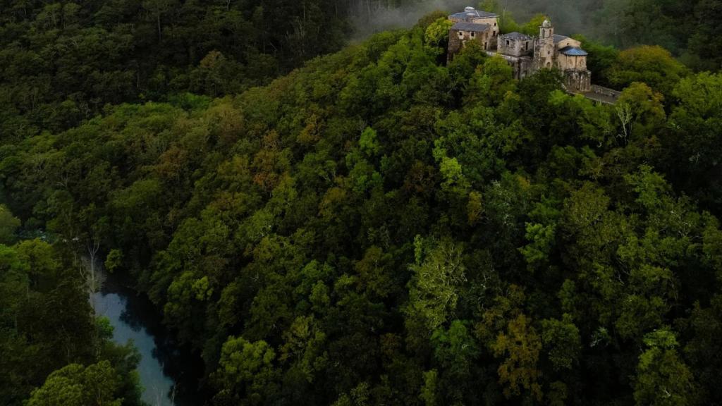 Mosteiro de San Xoán de Caaveiro y el río Eume.