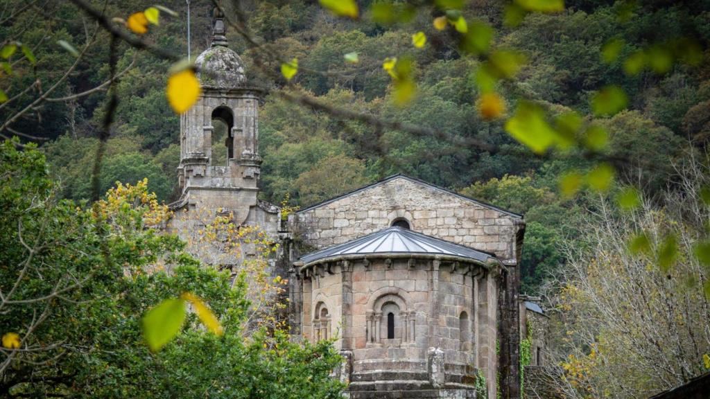Mosteiro de San Xoán de Caaveiro entre naturaleza.