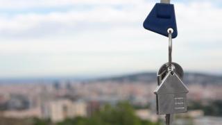 Simulacro de entrega de llaves de una vivienda.