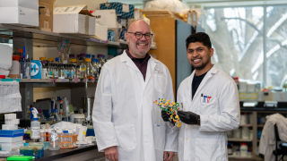 Gerry Wright y Manoj Jangra. Universidad McMaster.