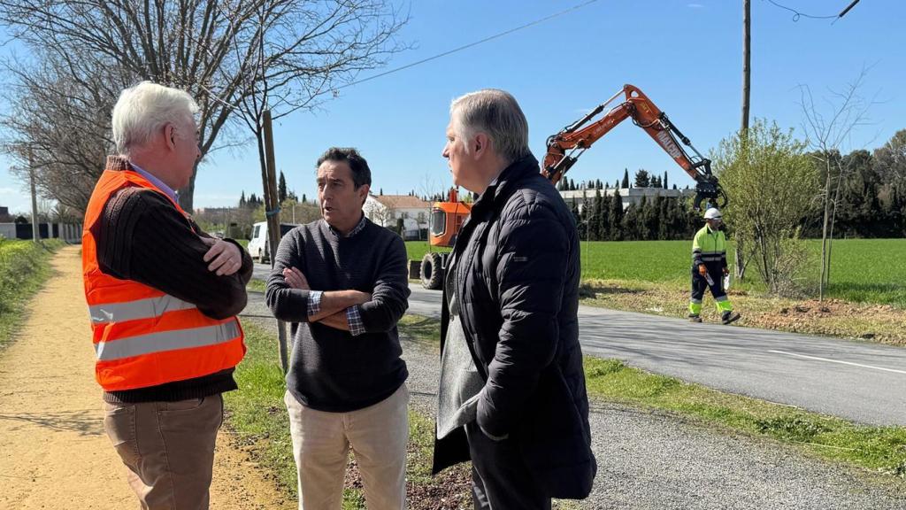 El alcalde de Ciudad Real, Francisco Cañizares, y el concejal de Servicios a la ciudad, Gregorio Oraá, en su visita a las obras del proyecto de revegetación ejes verdes en vereda de Moledores.