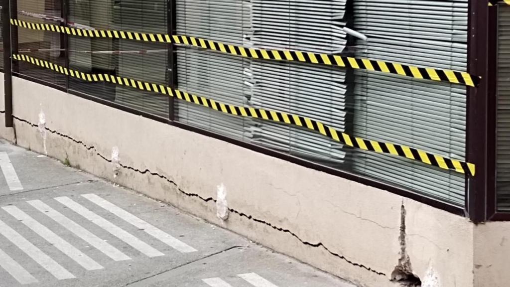 Grietas aparecidas en la fachada.