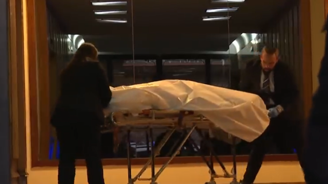 Los servicios funerarios trasladando el cadáver de Carmen.