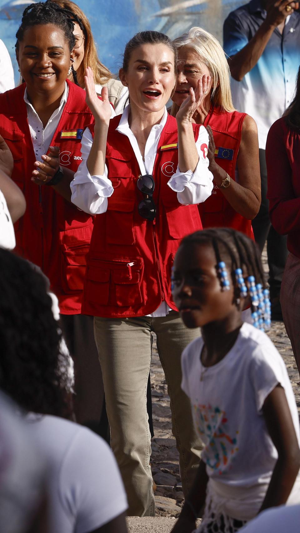 La reina Letizia durante su visita al 'Programa piloto de localización de los ODS en Cabo Verde', este martes durante su visita a Cabo Verde.