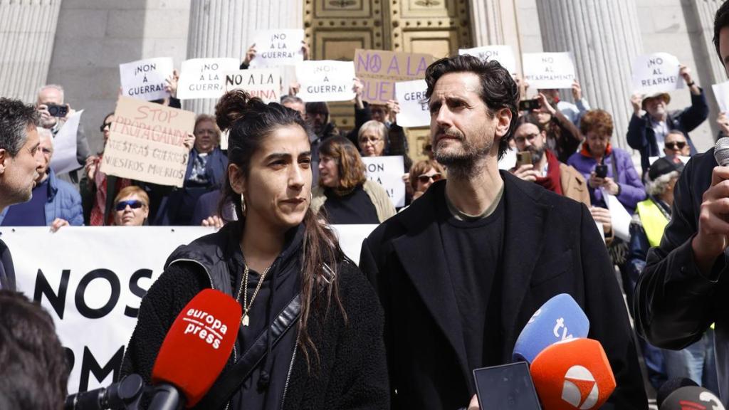 Los actores Carolina Yuste y Juan Diego Botto leen el Manifiesto “No nos resignamos al rearme y a la guerra en Europa”.