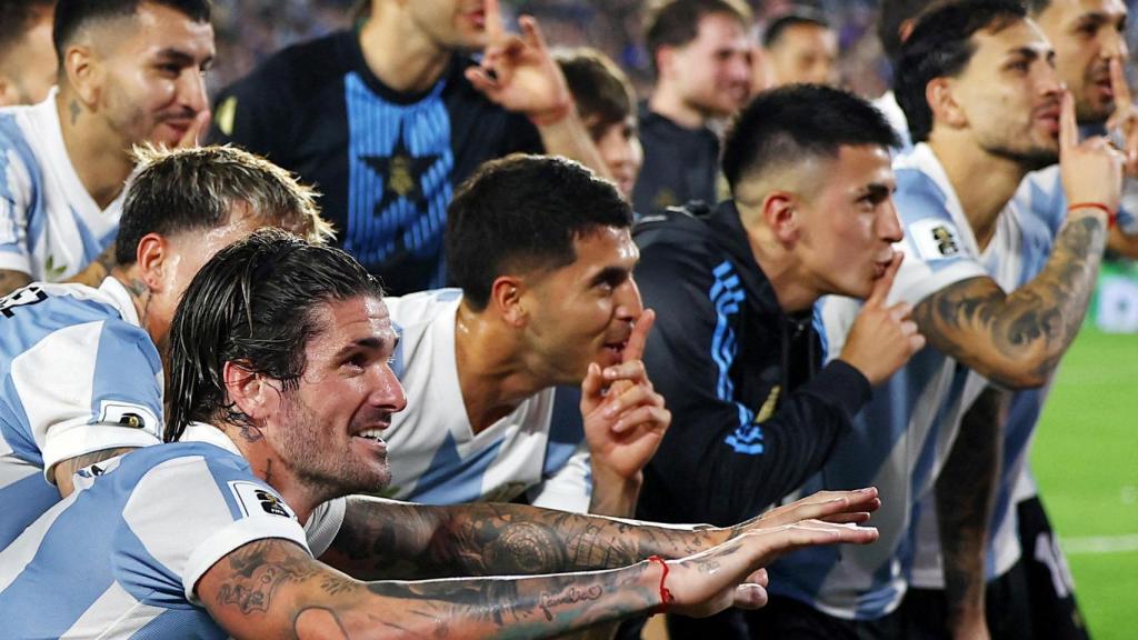 Los jugadores de Argentina celebran su victoria ante Brasil.