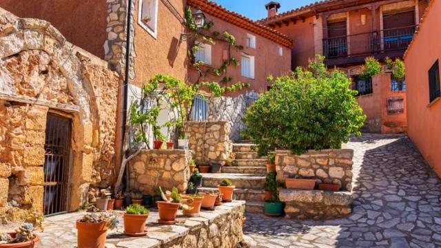Calles del pueblo medieval de Anento, Zaragoza.