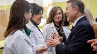 Page conversa con unas profesionales sanitarias durante la inauguración del nuevo centro de salud de Tomelloso.
