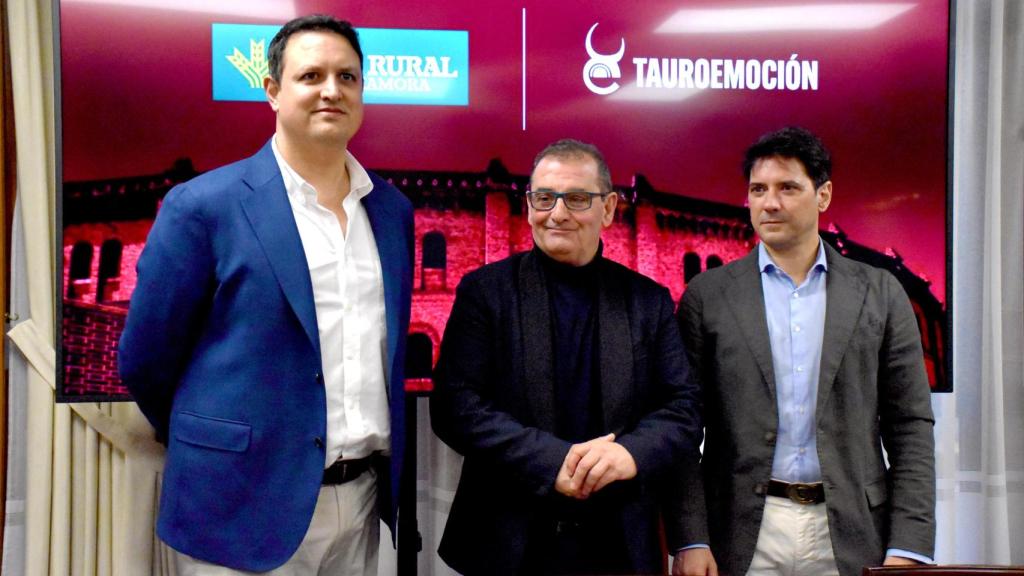 Narciso Prieto, responsable de publicidad y relaciones institucionales de Caja Rural Zamora; Alberto García, CEO de Tauroemoción; y José Ignacio Cascón, gerente de la plaza de toros de Zamora