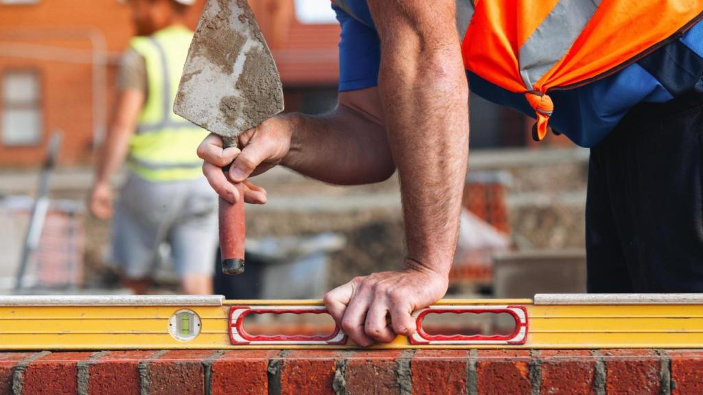 Albañil en una obra