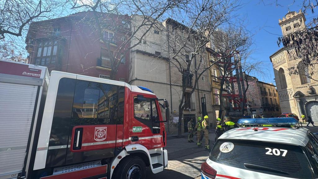 Los Bomberos de Zaragoza y la Policía Local trabajan en la zona de los edificios desalojados en Zaragoza