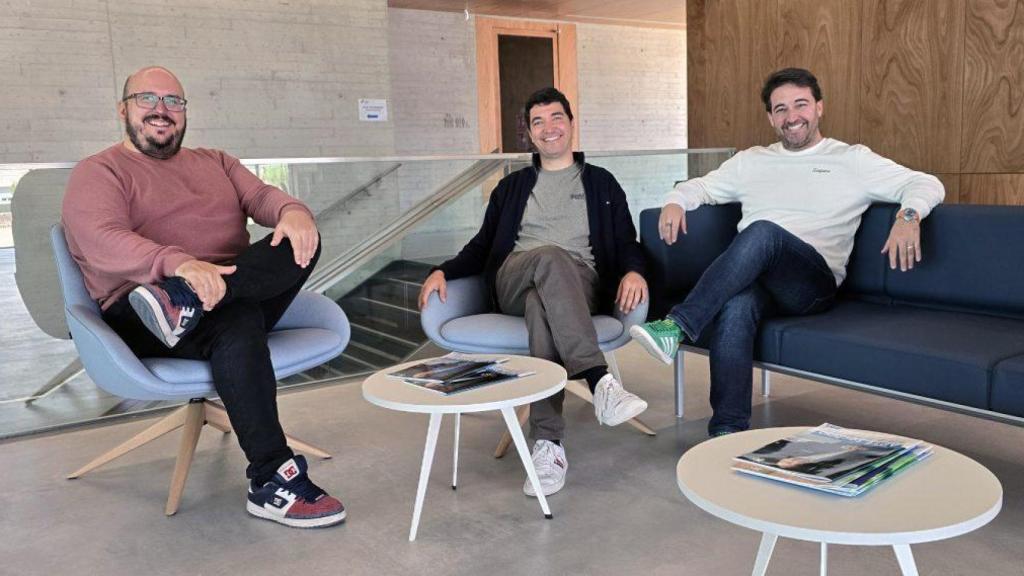 Adrián García, David González y Adrián Barbudo, fundadores de Niomake.