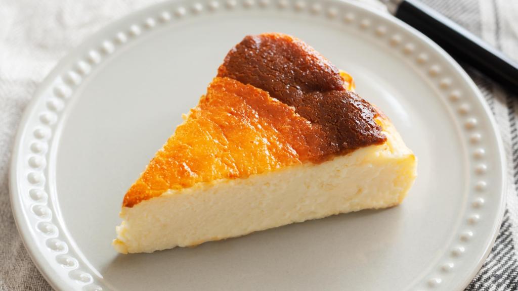 Una porción de tarta de queso.