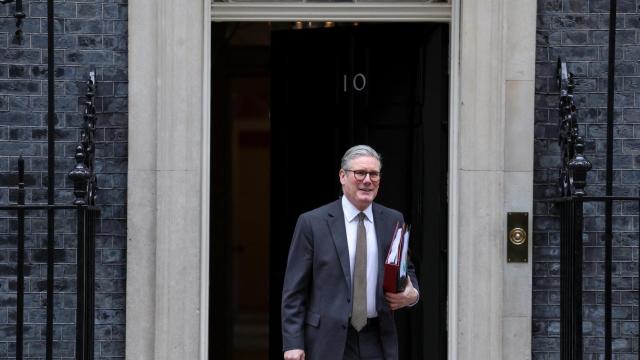 El primer ministro británico Starmer abandona el número 10 de Downing Street en Londres.