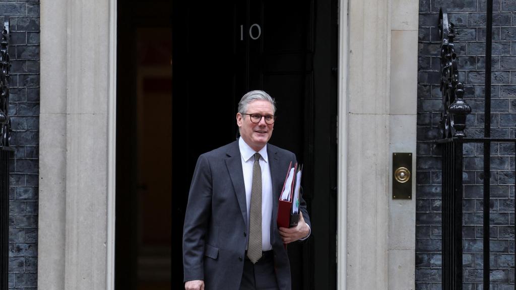 El primer ministro británico Starmer abandona el número 10 de Downing Street en Londres.