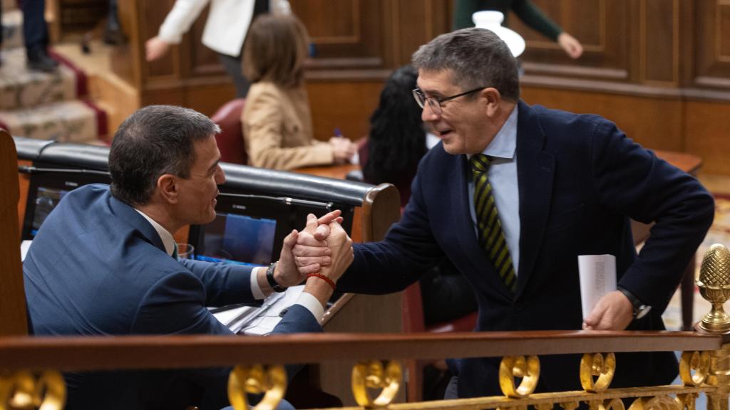 El portavoz del PSOE en el Congreso, Patxi López, saluda al presidente Pedro Sánchez este miércoles en el hemiciclo.
