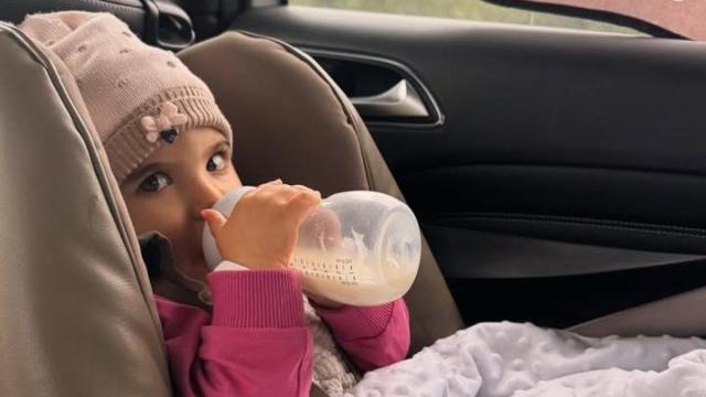 La pequeña Helia tomándose un biberón en una imagen cedida por su madre.