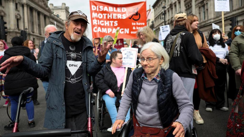 La gente protesta contra posibles recortes a la asistencia social, el día en que la ministra de Hacienda británica, Rachel Reeves, presenta la Declaración de Primavera al Parlamento, en Londres, Gran Bretaña, el 26 de marzo de 2025.
