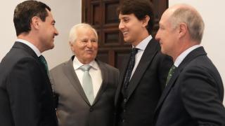 Juanma Moreno departe con los premiados durante la gala de entrega de galardones, en Sevilla.