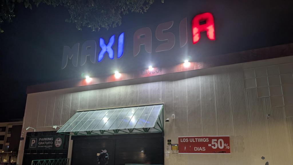 Maxi Asia, en Carretera de Cádiz, tras su cierre la semana pasada.