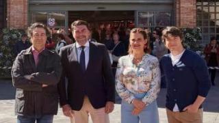 El alcalde de Alicante, Luis Barcala (PP), con los presentadores.