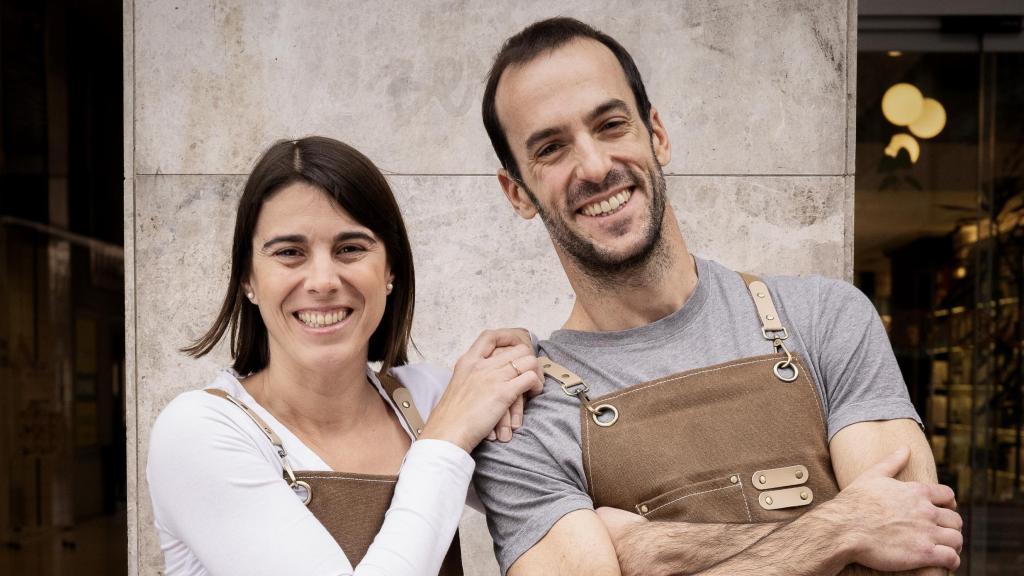 Ana B. Aparicio y Diego Andaluz en la entrada de Garten.