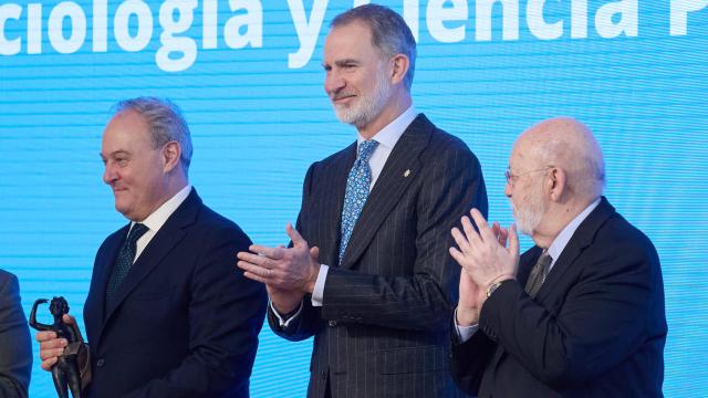 El Rey Felipe VI entrega el Premio Nacional de Sociología y Ciencia Política a Pablo Oñate, acompañado del presidente del CIS, José Félix Tezanos.