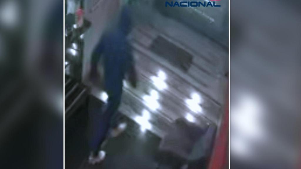 Uno de los jóvenes robando en el interior de un hotel de Burgos