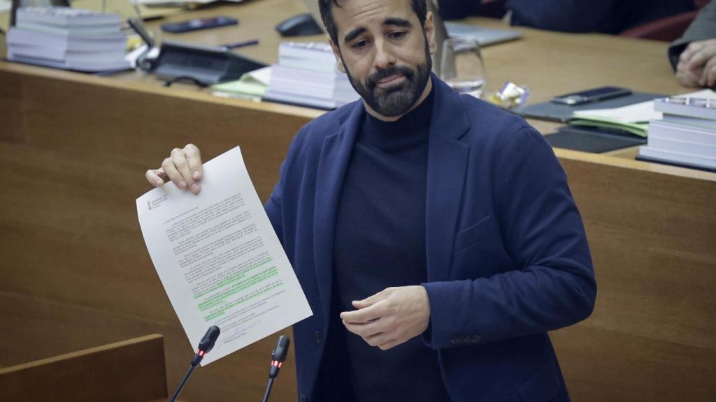 El portavoz del PSPV durante el pleno de este miércoles. José Cuéllar / Corts
