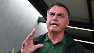 El expresidente de Brasil Jair Bolsonaro habla a su llegada al aeropuerto de Brasilia este martes.