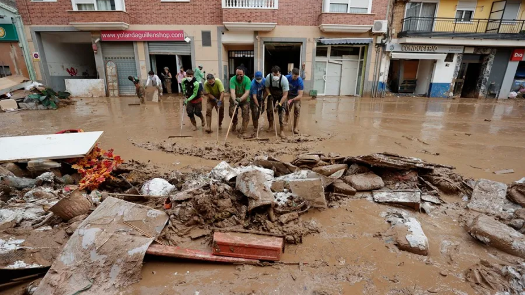 Vecinos de Paiporta tras la dana. EFE/Manuel Bruque