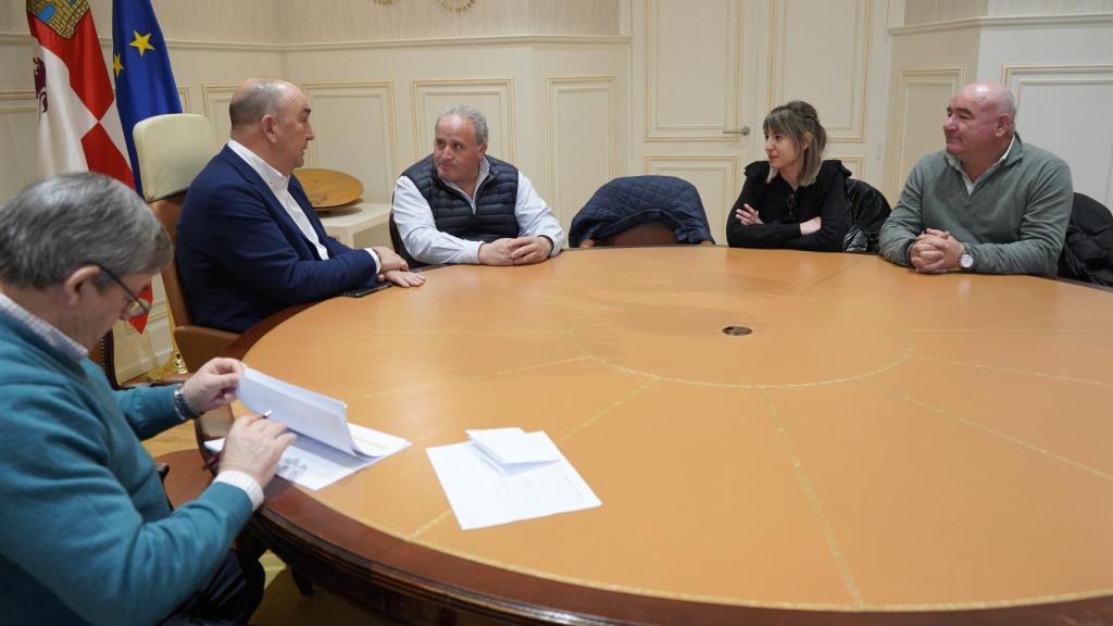 El presidente de la Diputación de Segovia, Miguel Ángel de Vicente, en una de las reuniones con los alcaldes de varios pueblos