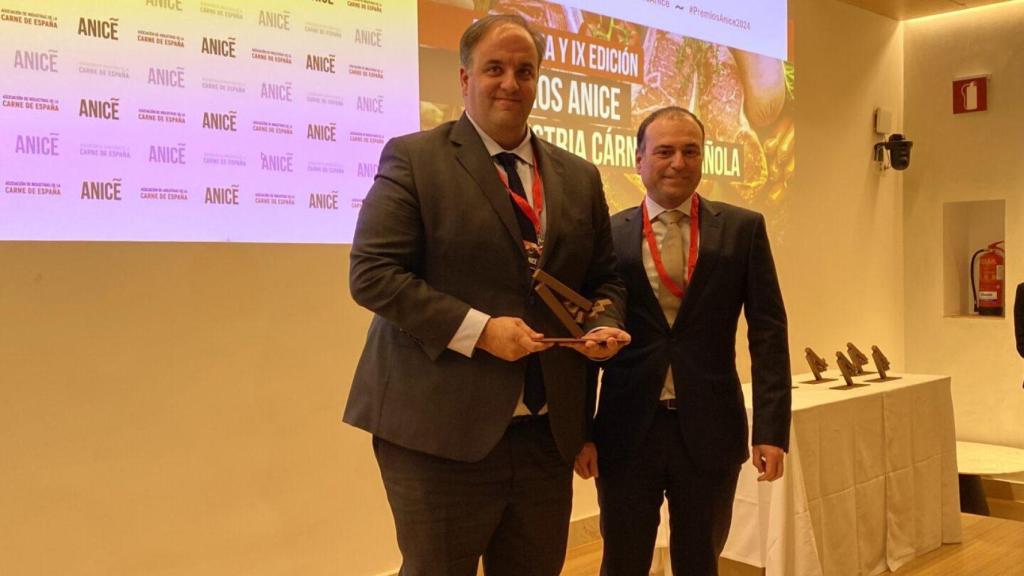 El alcalde de Guijuelo, Roberto Martín, recibe el premio ‘Amigos de la Carne’ de Anice