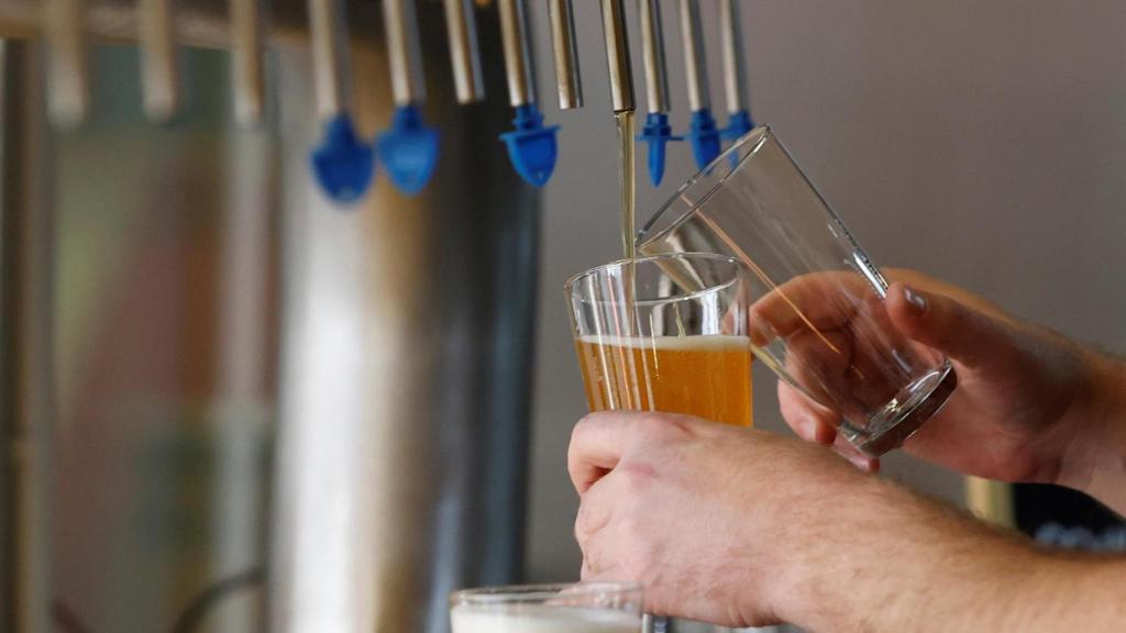 Un camarero tirando una caña.