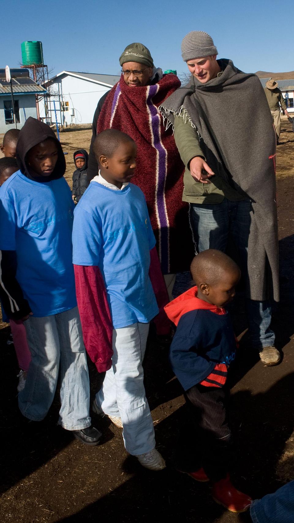 El Príncipe Harry y el Príncipe Seeiso de Lesoto, en un centro de ayuda a niños en Lesotho.