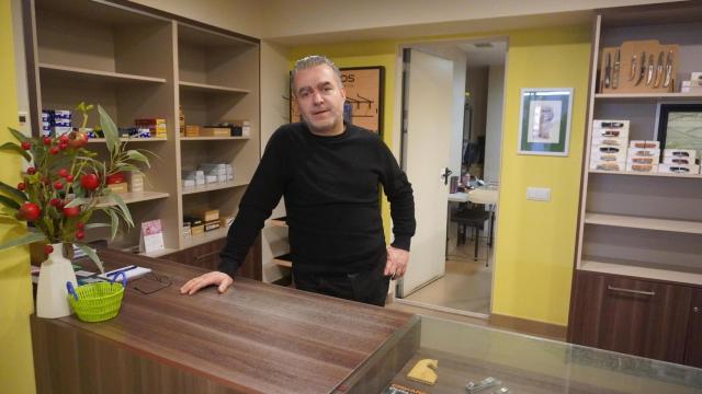 Javier Martínez baja la persiana del negocio familiar tras 75 años: Mi madre me daba el pecho en el taller