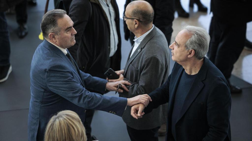 El 'conseller' para la Recuperación de la Comunitat Valenciana, Gan Pampols, saluda al alcalde de Utiel, Ricardo Gabaldón, tras la presentación del Informe de Diagnóstico del Plan de Recuperación 'Endavant' tras la dana. Efe / Biel Aliño