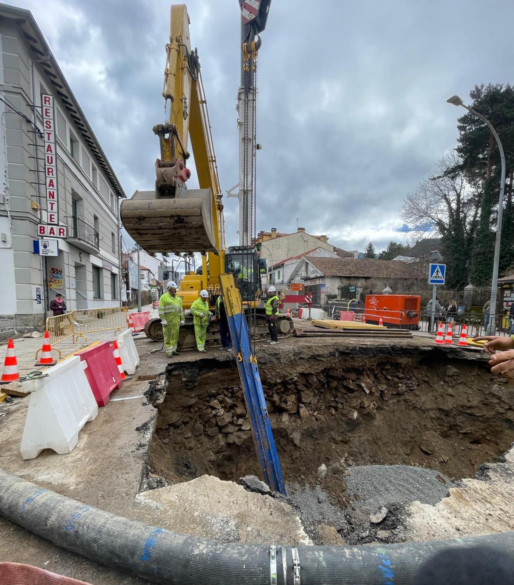 Los trabajadores avanzan en la reparación del socavón
