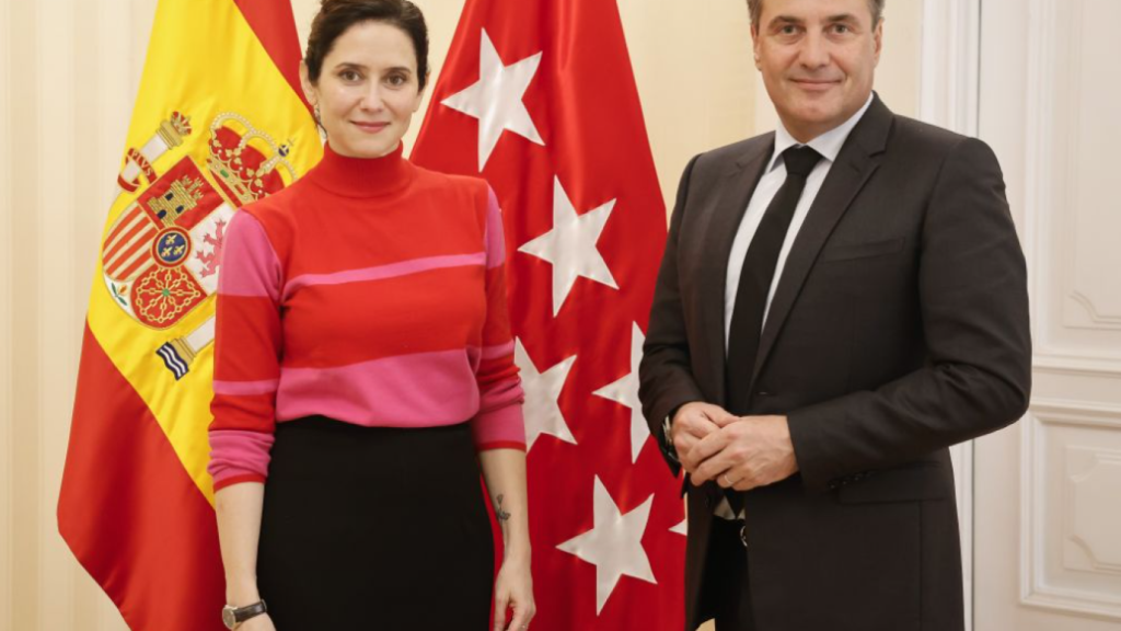 La presidenta de la Comunidad de Madrid, Isabel Díaz Ayuso, y el presidente y CEO Global de Inetum, Jacques Pommeraud.