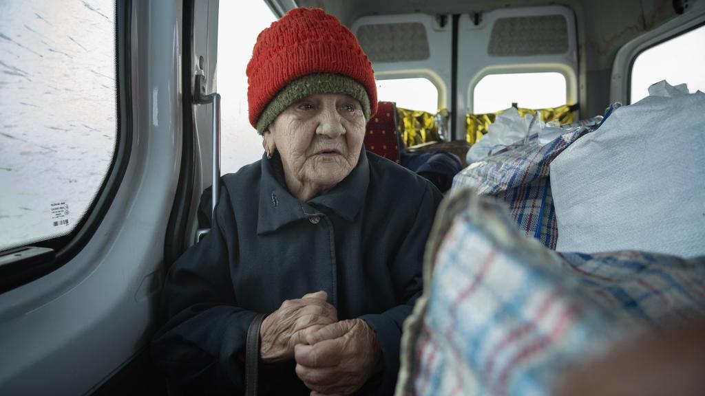 Una anciana sin familia, en el interior del vehículo en el que la están evacuando de Donetsk.
