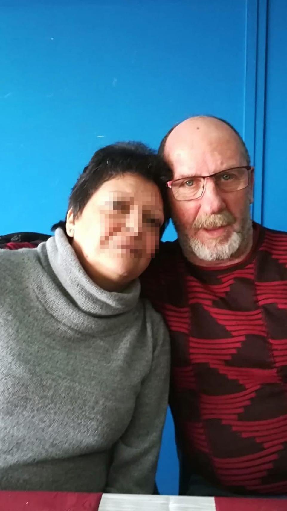 Francisco Ruiz Martínez (d) vestía una camiseta roja, un chaleco y unos vaqueros el día que fue arrastrado por el agua.