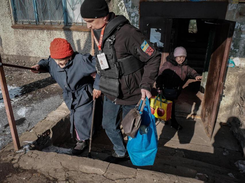 Evacuación de civiles con movilidad reducida en Kostantínivka.
