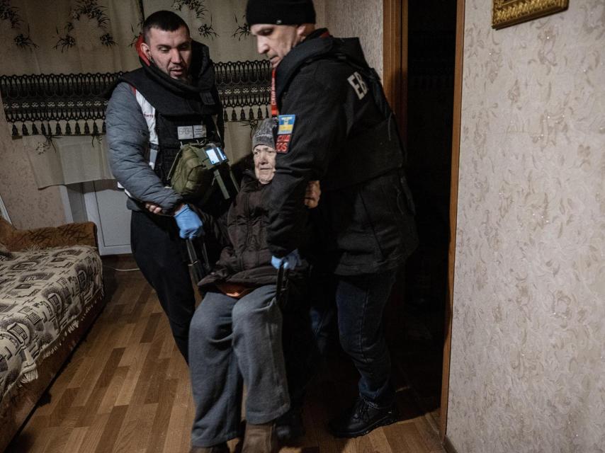 Evacuación de civiles con movilidad reducida en Kostantínivka, Donetsk.