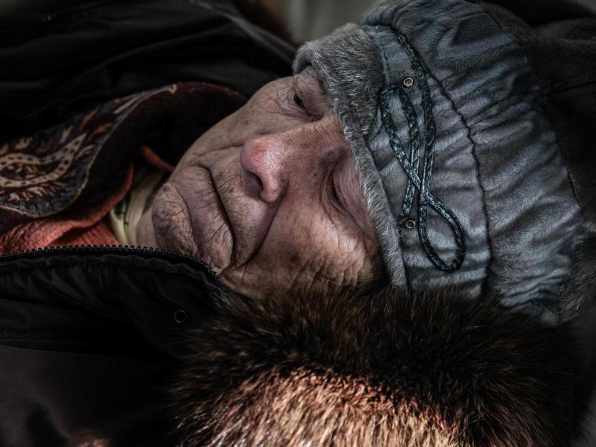 Una anciana con movilidad reducida es evacuada de Kostantínivka.