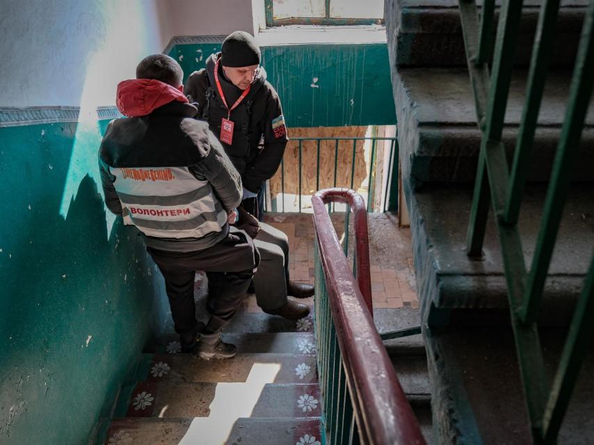 Evacuación de civiles con movilidad reducida en Kostantínivka.